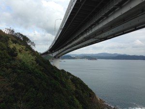 広場から仰ぐ鳴門海峡大橋